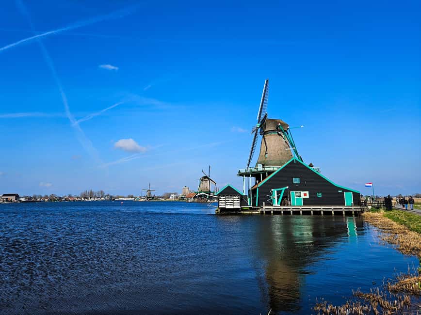 Amsterdam: Zaanse Schans windmills & Volendam Guided Tour - Meeting at De Ruijterkade 105, and how the bus time actually feels