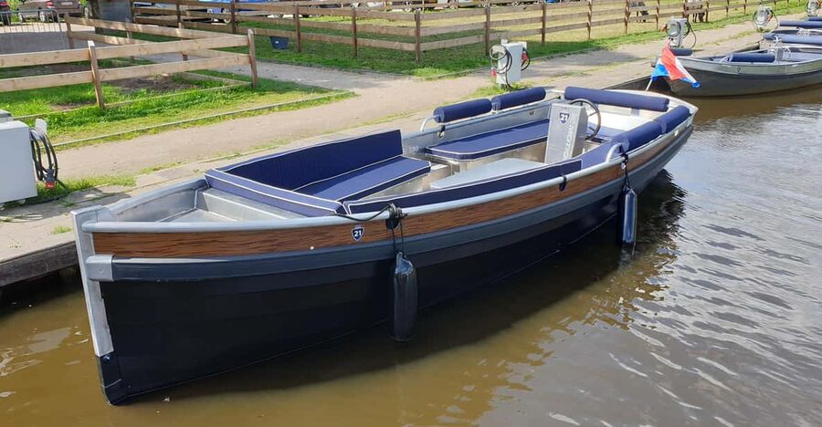 Boatrental 2 Hours 12 Person with Steeringwheel and cushions - Price and value for a group up to 12