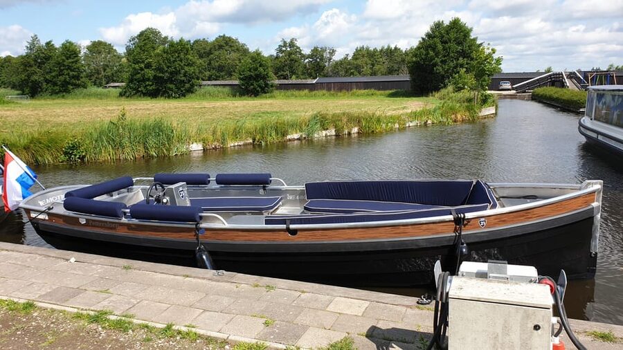 Boatrental 2 Hours 12 Person with Steeringwheel and cushions - Safety, depth, and the reality of self-drive canals
