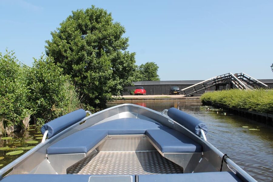 Boatrental 2 Hours 8 Person with Steeringwheel and cushions - Giethoorn Canal Time, Without Waiting on Anyone