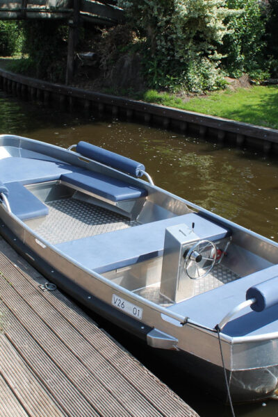 Boatrental 2 Hours 8 Person with Steeringwheel and cushions