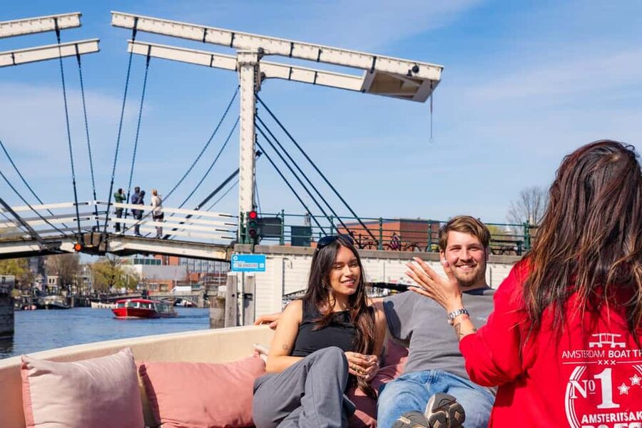 CHEESE AND DRINKS TOUR: A TASTE OF AMSTERDAM ON THE CANALS - Live Storytelling You Can Actually Hear