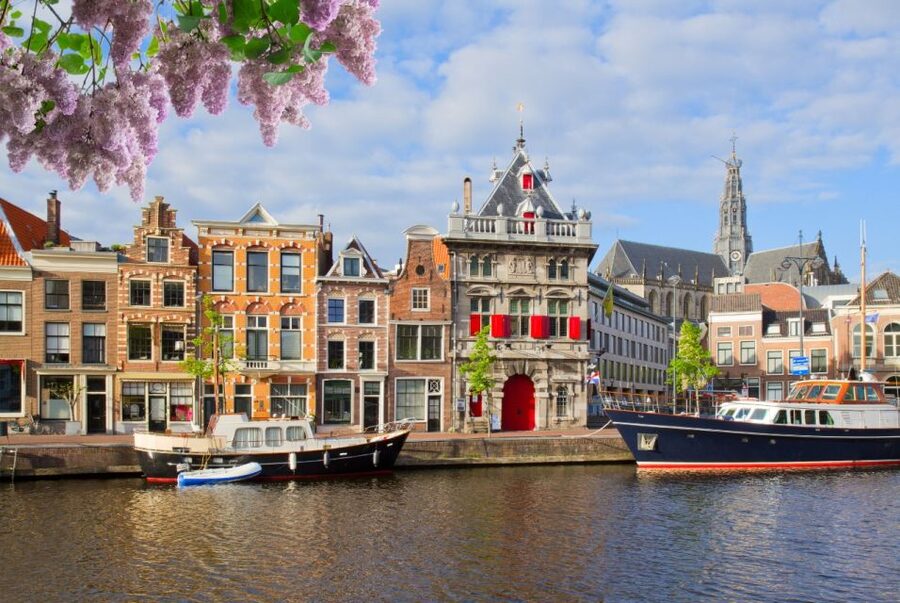 Cultural & Historical Audio selfguided walk tour of Haarlem - Hofje van Oorschot near the Krocht, a quick lesson in Haarlem’s tucked-away spaces