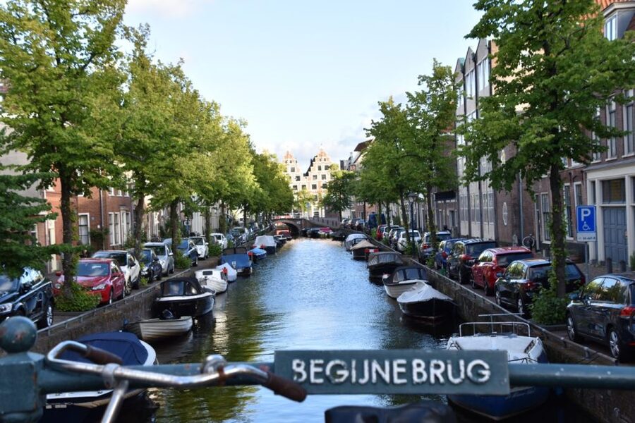 Cultural & Historical Audio selfguided walk tour of Haarlem - Bakenessergracht and Hofje van Bakenes: canal life plus a calmer inner world