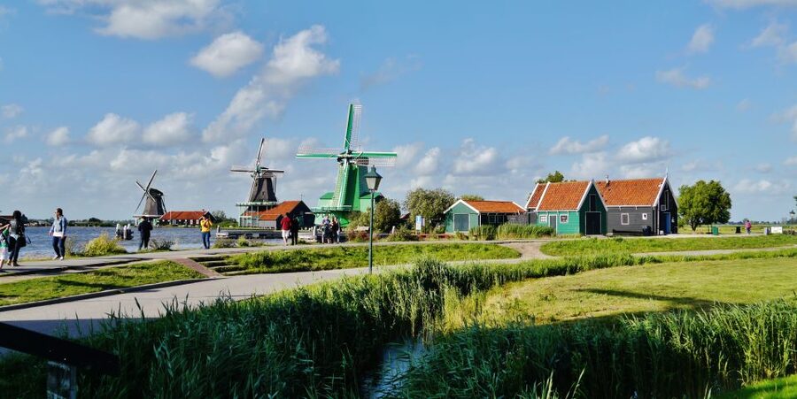 Day Trip to Zaanse Schans, Volendam and Marken - Zaanse Schans Layout, Wooden Houses, and What to Notice as You Walk