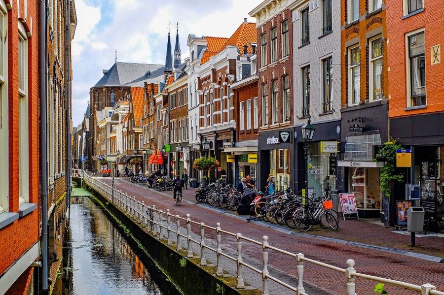 Delft: Guided Walking Tour - Delft’s old town, connected by Vermeer, royalty, and pottery