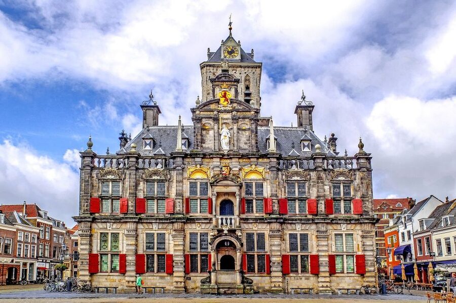 Delft: Guided Walking Tour - Town hall, ancient church, and the breathing space of Agnetapark