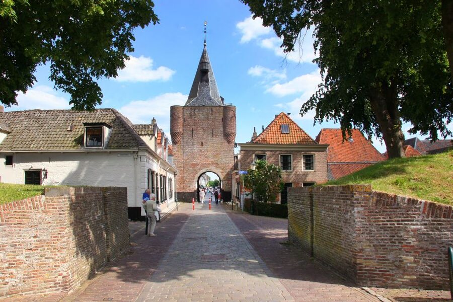 From Amsterdam: 4 Provinces Highlights Van Tour - Elburg: medieval fortified Hansa-town streets and overgrown walls