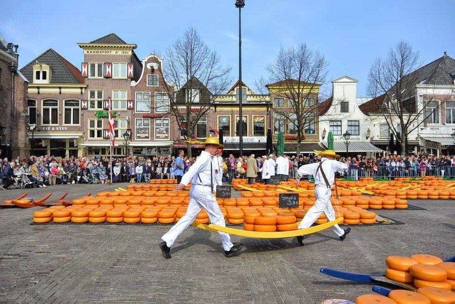 From Amsterdam; Alkmaar Cheese market & Zaanse Schans - A short guided walking tour in Alkmaar that helps you read the town