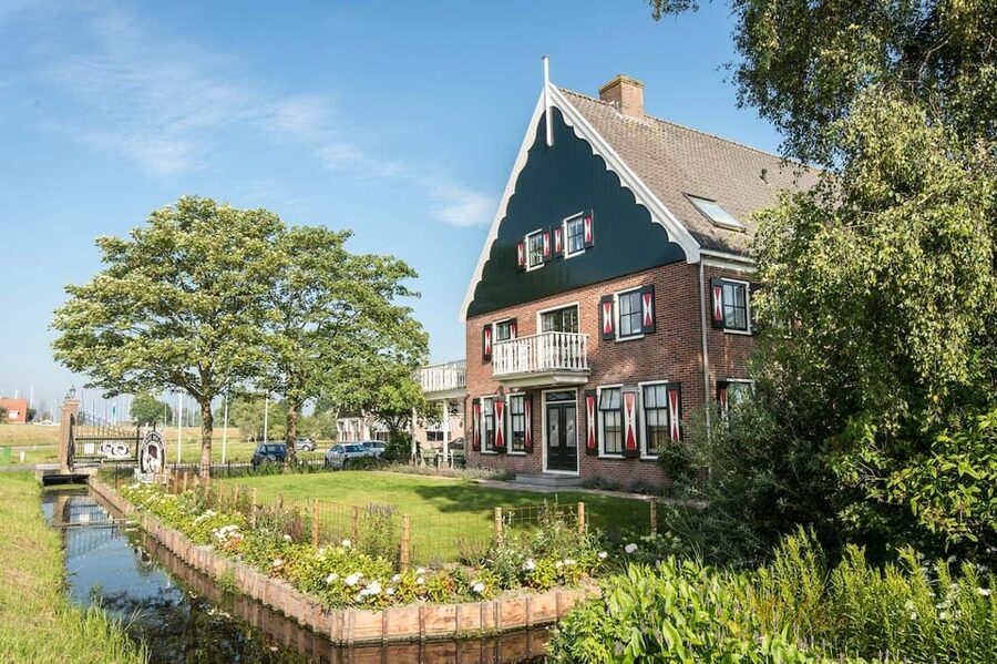 From Amsterdam; Alkmaar Cheese market & Zaanse Schans - Zaanse Schans in 1 hour: windmills and crafts, but choose what you want to do