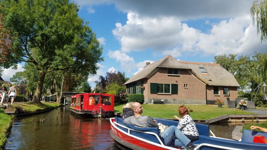 From Amsterdam: Giethoorn Day Trip with Small Electric Boat - Who the Small Group Format Really Helps