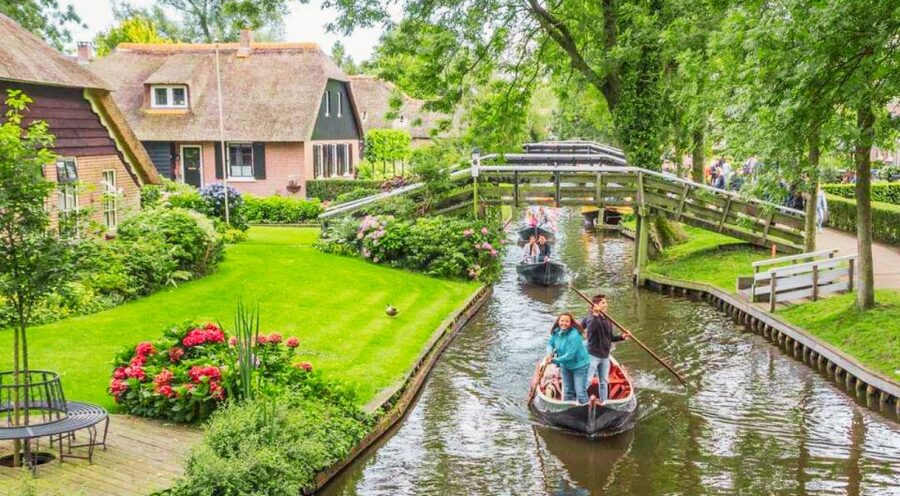 From Amsterdam: Giethoorn Guided Day Trip with Canal Cruise - From Amsterdam to Giethoorn by coach, and why the timing is smart