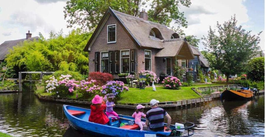 From Amsterdam: Giethoorn Guided Day Trip with Canal Cruise - The one-hour canal cruise: how to get the best view (and the best photos)