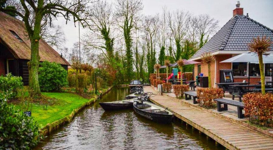From Amsterdam: Giethoorn Guided Day Trip with Canal Cruise - Comfort and practical tips for an 8-hour Giethoorn day