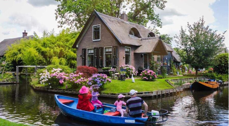 From Amsterdam: Giethoorn Guided Day Trip with Canal Cruise - Arriving in Giethoorn: a car-free village with a slower pace
