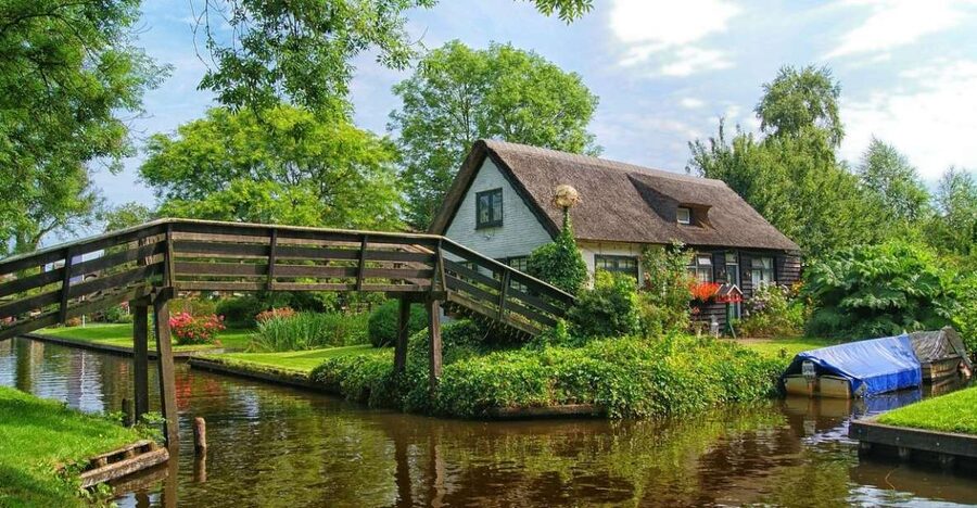 From Amsterdam: Giethoorn Sightseeing Tour and Canal Cruise - The One-Hour Guided Canal Cruise: Where You Get Your Bearings Fast