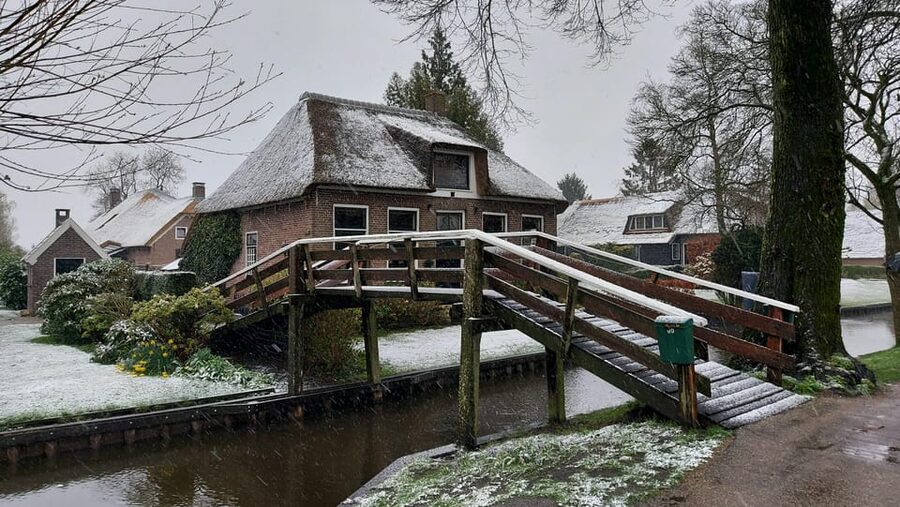 From Amsterdam: Giethoorn Small Group Tour with Boat Ride - Practical Tips So You Enjoy Giethoorn Instead of Managing It