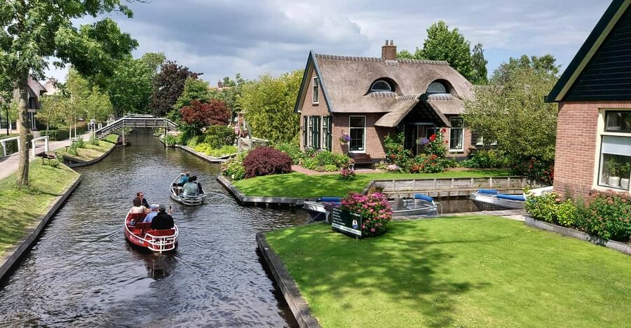 From Amsterdam: Giethoorn Small Group Tour with Boat Ride - Arriving in Giethoorn: Thatched Roofs, Islets, and Bridge Footsteps