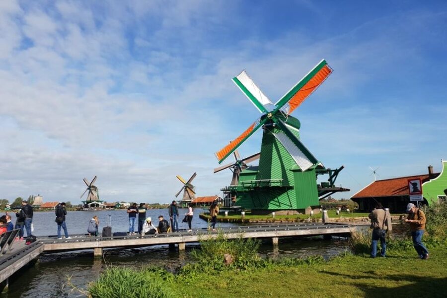 From Amsterdam: Giethoorn & Zaanse Schans Tour w/ Small Boat - Group size, guides, and why the human touch matters