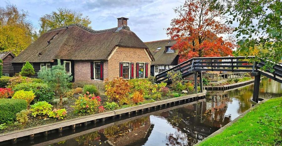 From Amsterdam: Giethoorn & Zaanse Schans Tour w/ Small Boat - Two Dutch Villages in One Day: Giethoorn Canals + Zaanse Schans Windmill Life