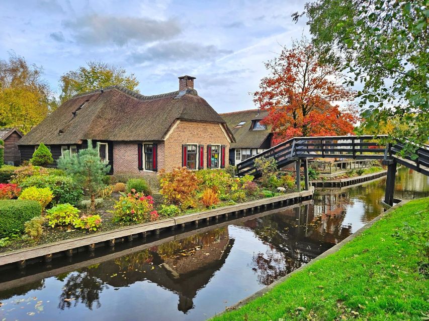 From Amsterdam: Giethoorn & Zaanse Schans Tour w/ Small Boat - Village time after the boat: walkways, bikes, and doing it at human pace