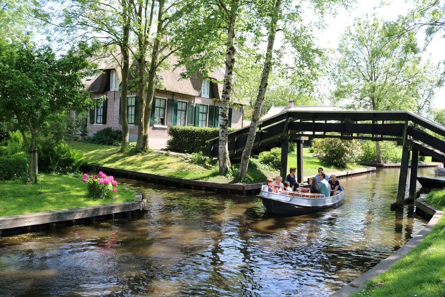 Giethoorn: 2,5 Hours 7 persons boat steeringwheel + cushions - Key Things You’ll Actually Care About