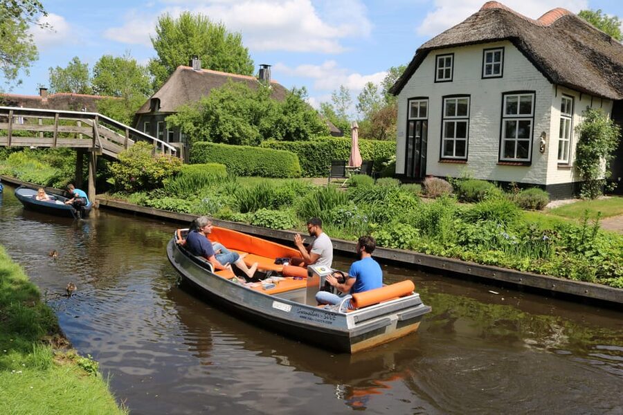 Giethoorn: 2,5 Hours 7 persons boat steeringwheel + cushions - Why Giethoorn Feels Different When You Drive the Boat