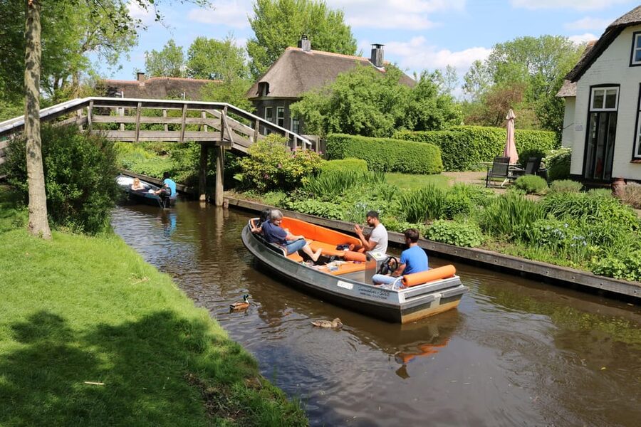 Giethoorn: 2,5 Hours 7 persons boat steeringwheel + cushions - Quick Tips to Make the 2 Hours Feel Longer
