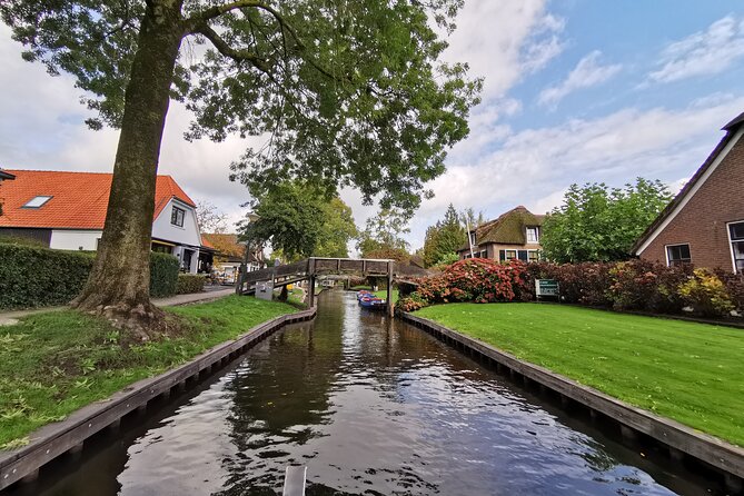 Giethoorn, Afsluitdijk, Zaanse Schans Day Tour Incl Hotel Pick Up - What makes the day feel good, the guides