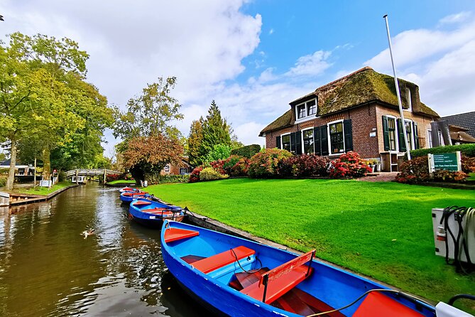 Giethoorn, Afsluitdijk, Zaanse Schans Day Tour Incl Hotel Pick Up - Clogs and a diamond demo in the same stop, yes it’s a lot