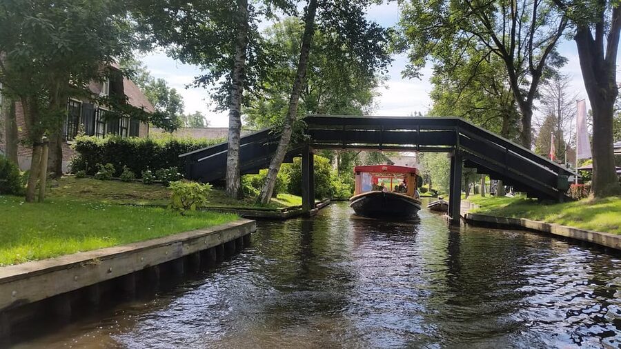 Giethoorn: Canal cruise Giethoorn village and lake - Why Giethoorn by boat feels different than other day trips