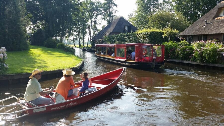 Giethoorn: Canal cruise Giethoorn village and lake - The 1-hour flow, and how to think about the different parts