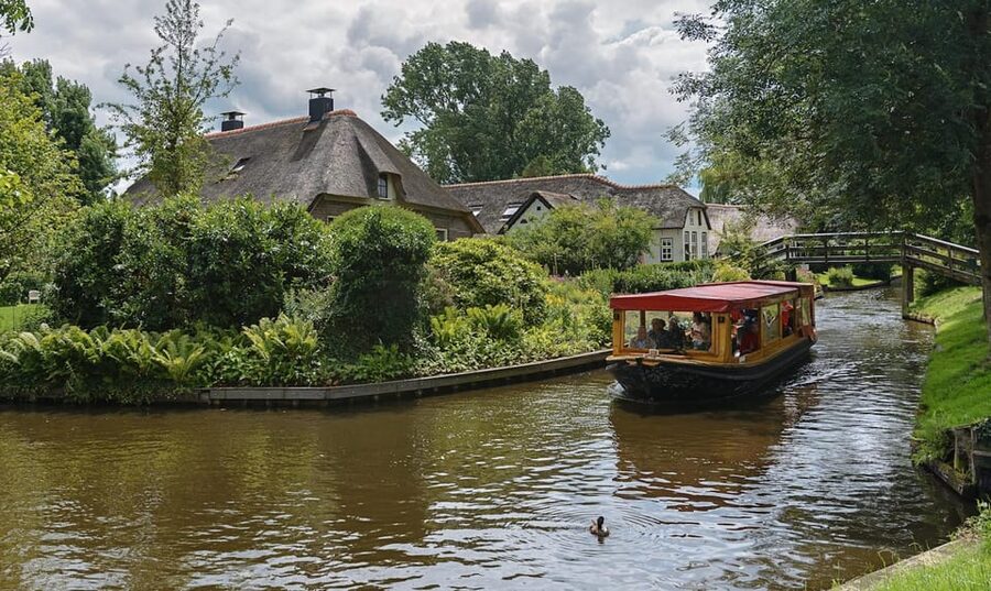 Giethoorn: Canal cruise Giethoorn village and lake - Audio guide and language options, so you can actually follow along