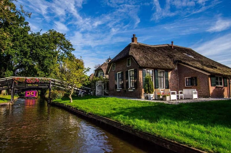 Giethoorn: Canal Cruise & lake Tour & Sightseeing Village - Why the canal cruise is the smart start in Giethoorn