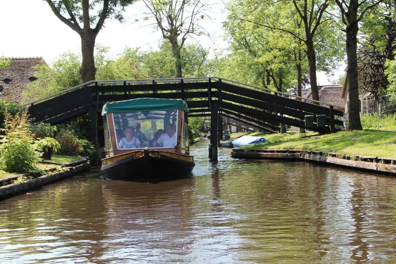 Giethoorn: Canal Cruise & lake Tour & Sightseeing Village - Your free time on foot: using the map instead of wandering