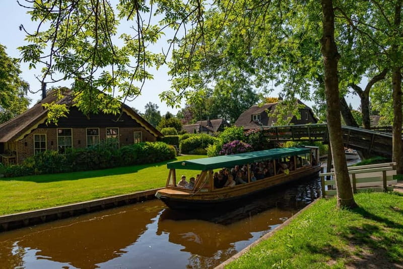 Giethoorn: Canal Cruise & lake Tour & Sightseeing Village - What to prioritize while you’re exploring Giethoorn by foot