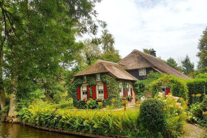 Giethoorn Guided DayTrip from Amsterdam - Why Giethoorn Feels Like Another World From Amsterdam