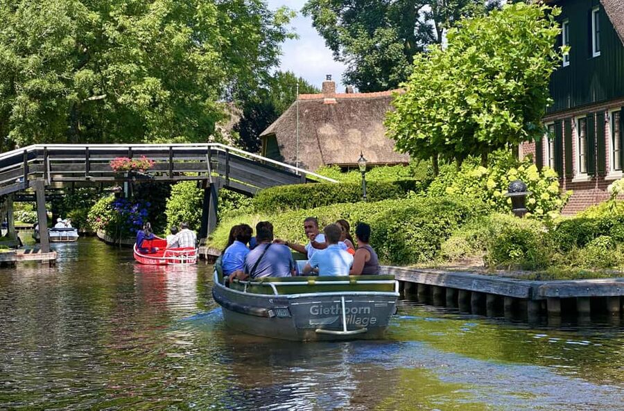 Giethoorn: Round trip from Amsterdam optional guided cruise - Arriving in Giethoorn: you get a real 4-hour window