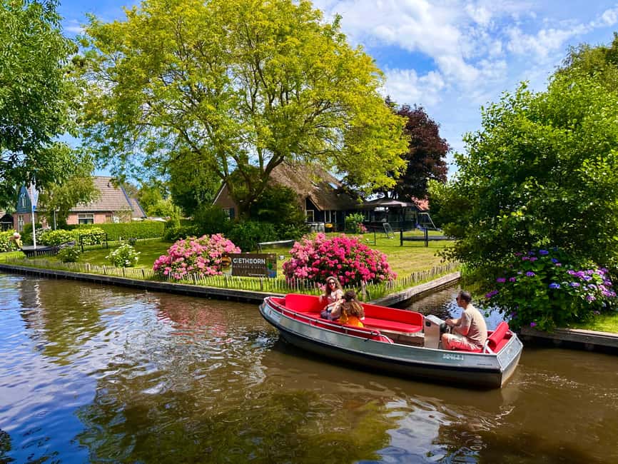 Giethoorn: Round trip from Amsterdam optional guided cruise - The optional 1-hour guided canal cruise adds context
