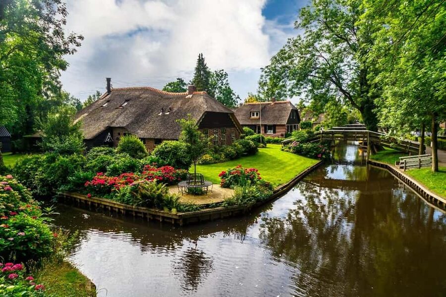 Giethoorn: Sightseeing Boat Tour - Canals of the Venice of the Netherlands