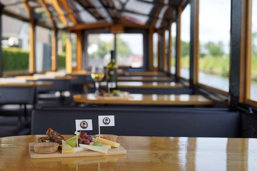 Giethoorn: Sightseeing Boat Tour - The Guide Experience: Live Stories, Dutch and English