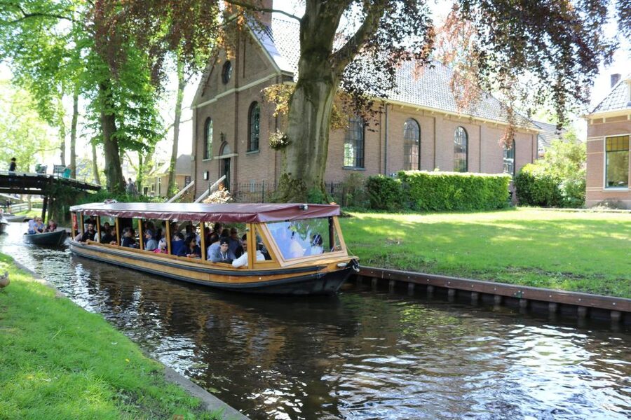 Giethoorn: Village & National Park Canal Cruise with Coffee - Entering Giethoorn: Why the Boat View Hits Different