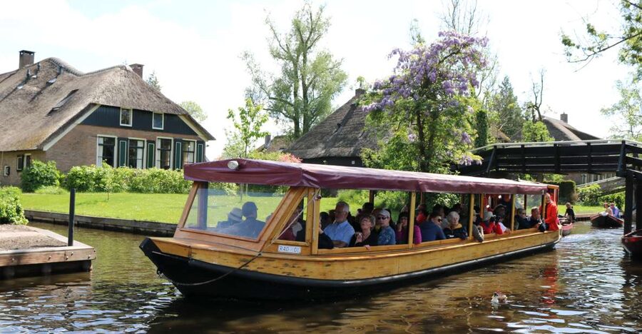 Giethoorn: Village & National Park Canal Cruise with Coffee - The 1-Hour Cruise: What Happens After You Leave the Dock