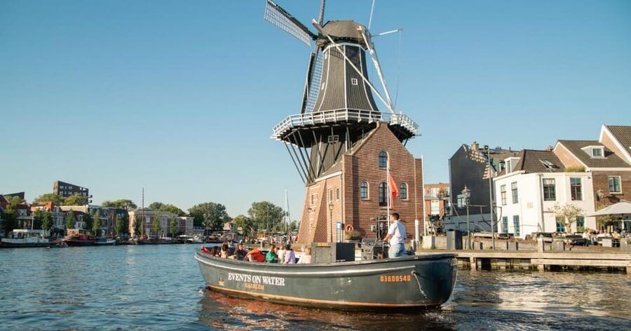Haarlem Private Canal Tour with Bites and Unlimited Drinks - Why a private Haarlem canal cruise feels different from walking