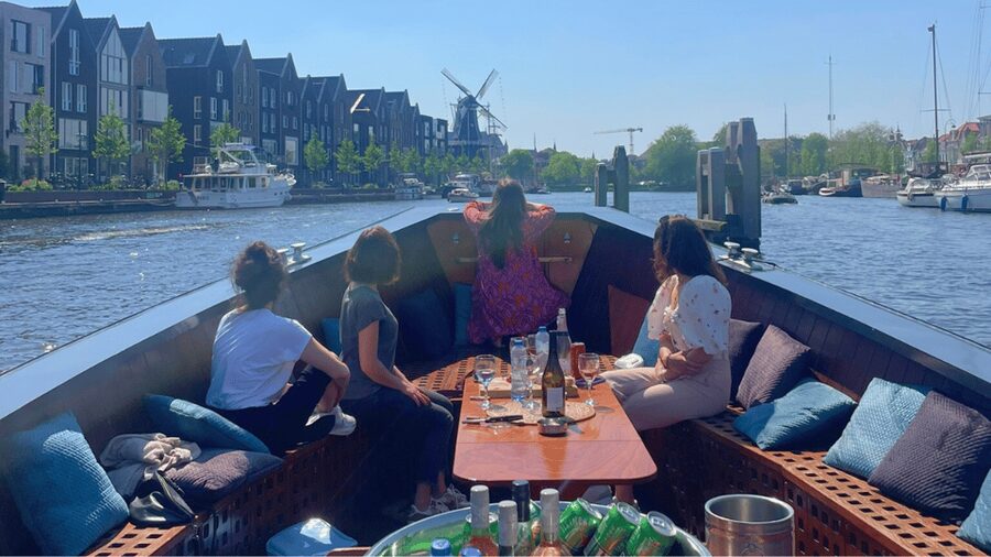 Haarlem: Sightseeing Boat Tour with Snacks and Drinks - Mo’s guiding style, English support, and the kind of questions you want answered