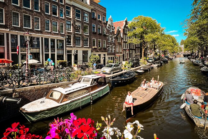 Humans of Amsterdam: Cultural Walking Tour incl. meeting 2 locals - Ending at Brouwerij de Prael for a toast with Fer