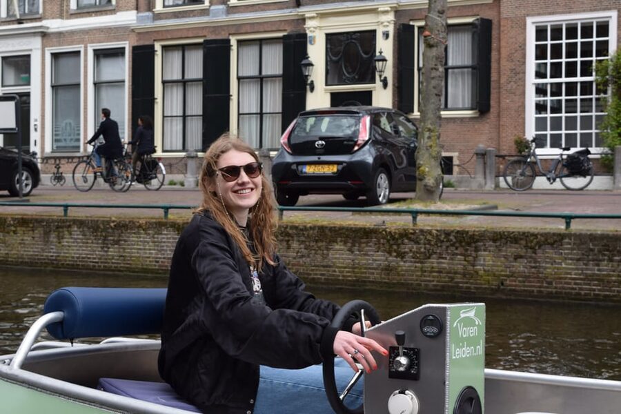 Leiden: Electric Boat Rental - Getting the most out of the park stop near the water