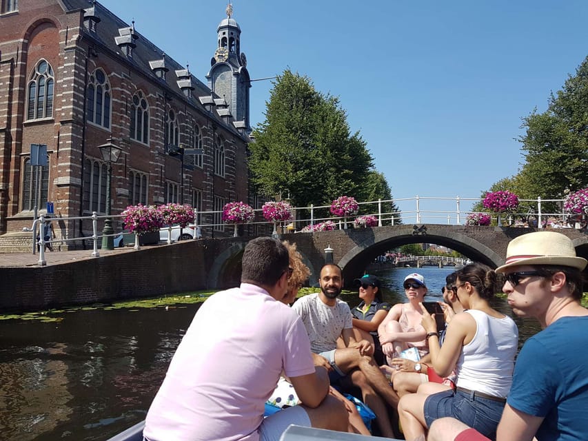Leiden: Electric Boat Rental - Handling other boats and learning how to maneuver calmly