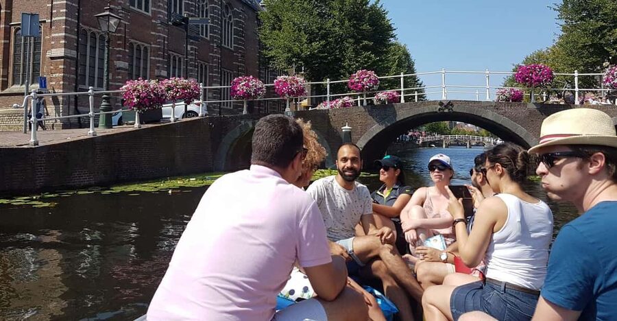 Leiden: Electric Boat Rental - Getting started at Aalmarkt 4, and why timing matters