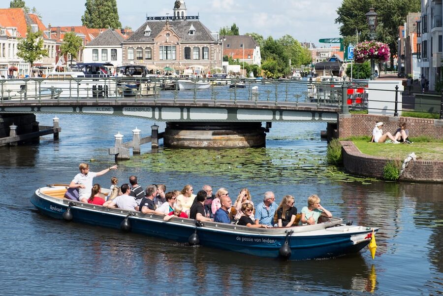 Leiden: Guided City Canal Cruise - Passing 88 Bridges: The Storytelling Rhythm of the Hour